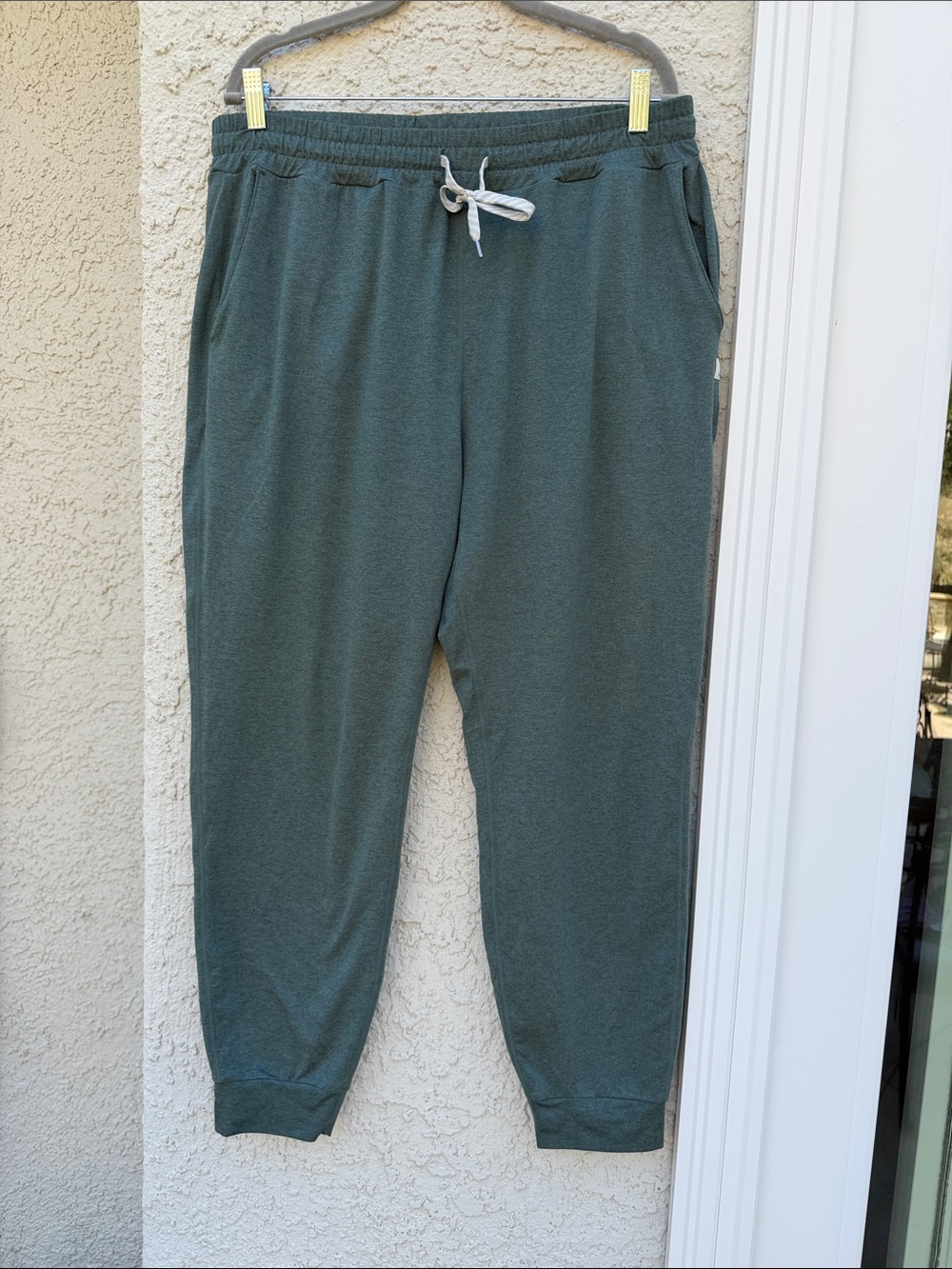 Vuori Women's Performance Joggers Green Size L